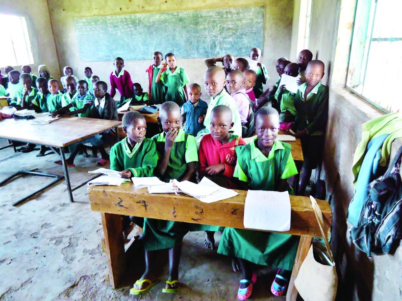 Học sinh Kenya có vô vàn thứ để lo lắng trong ngày đầu tiên đến trường. 	Ảnh: villageimpact 