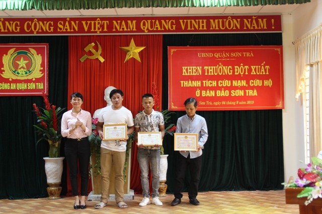 UBND quận Sơn Trà khen thưởng các cá nhân trong công tác cứu hộ trên bán đảo Sơn Trà.