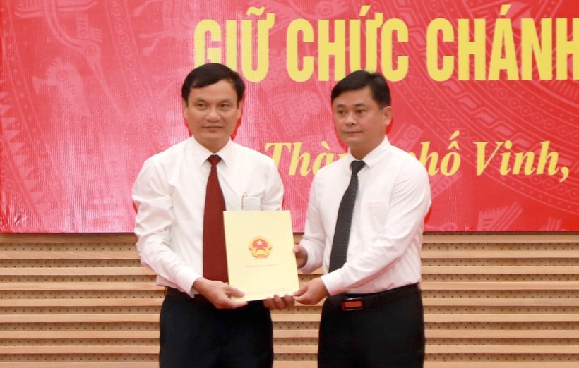 Chủ tịch UBND tỉnh Nghệ An Thái Thanh Quý trao quyết định và chúc mừng ông Đặng Thanh Tùng.
