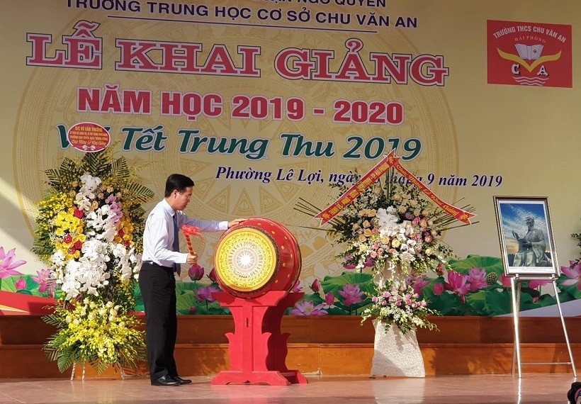 Ông Võ Văn Thưởng đánh trống khai giảng tại THCS Chu Văn An 