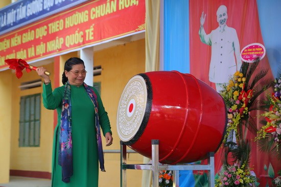 Đồng chí Tòng Thị Phóng gióng hồi trống khai giảng năm học mới 2019 - 2020 tại Trường THPT Hoàng Văn Thụ.