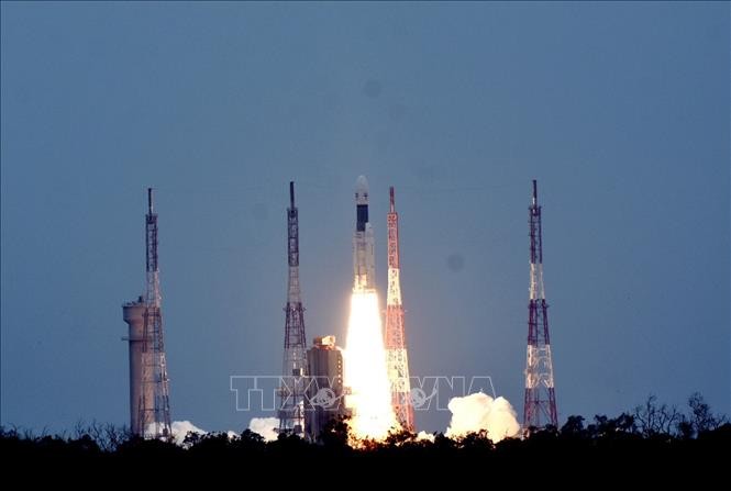 Tên lửa GSLV-Mk-III mang theo tàu vũ trụ Chandrayaan-2 rời bệ phóng tại Trung tâm Vũ trụ Satish Dhawan ở Sriharikota, Ấn Độ ngày 22/7/2019. Ảnh: THX/TTXVN.