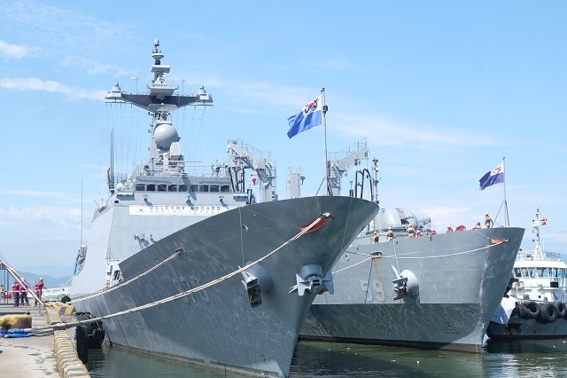 Hai tàu Hải quân Hàn Quốc Mun Mu The Great và Hwacheon chở theo hơn 600 sĩ quan cùng thủy thủ cập cảng Tiên Sa, thăm xã giao TP. Đà Nẵng.