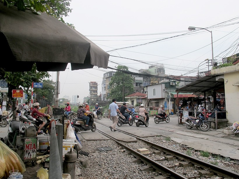Điểm giao cắt giữa đường sắt Bắc - Nam và phố Định Công (Hà Nội) bị che khuất tầm nhìn do nhà dân hai bên quá sát đường ngang.