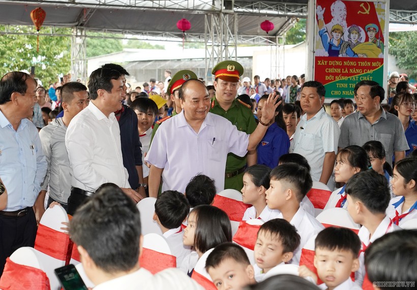 Thủ tướng tặng quà Trung thu cho trẻ em nghèo Quảng Nam
