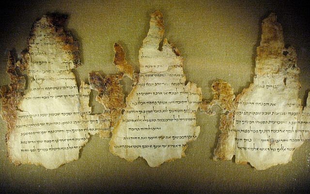 Những mảnh Cổ văn Biển Chết nguyên vẹn khác thường dẫu được cất trong hang 2.000 năm, hầu hết thiệt hại đều do quá trình khai quật và nghiên cứu của người hiện đại.