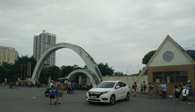 Công viên Cầu Giấy - một trong khá nhiều công viên ở Hà Nội thường bị bao chắn bởi rào, tường và vé.	 Ảnh: Bình Thanh.