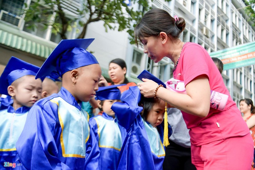 Sáng 9/9, chị Đức Tuyết (34 tuổi) và chồng vượt hơn 700 km từ Bình Định vào TP.HCM để cùng con gái Thảo Nhi (6 tuổi) dự lễ khai giảng lớp học chữ dành cho bệnh nhi Bệnh viện Ung bướu.