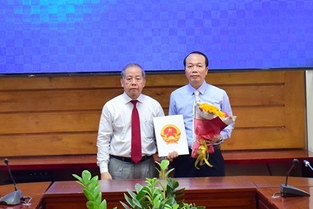 Chủ tịch UBND tỉnh Thừa Thiên Huế Phan Ngọc Thọ trao quyết định và chúc mừng ông Phan Quý Phương.