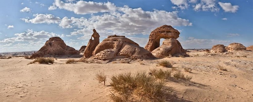 Tảng đá Al Naslaa nằm ở ốc đảo sa mạc Tayma, Arab Saudi, Tây Á.
