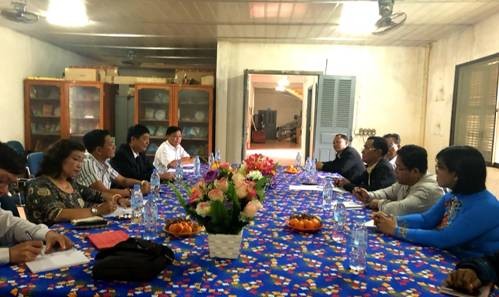 Toàn cảnh buổi làm việc giữa Đoàn công tác liên ngành tỉnh Đắk Lắk và Sở GD, TN&TT Mondulkiri.

