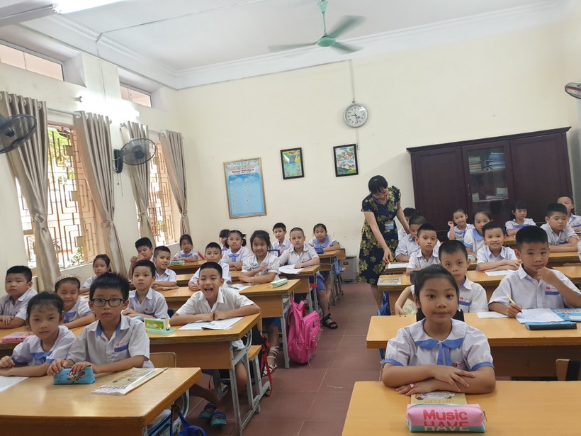 Trường Tiểu học Nguyễn Khuyến được trang bị khá đầy đủ cơ sở vật chất phòng học đáp ứng đủ 	2 buổi/ngày cho 100% học sinh