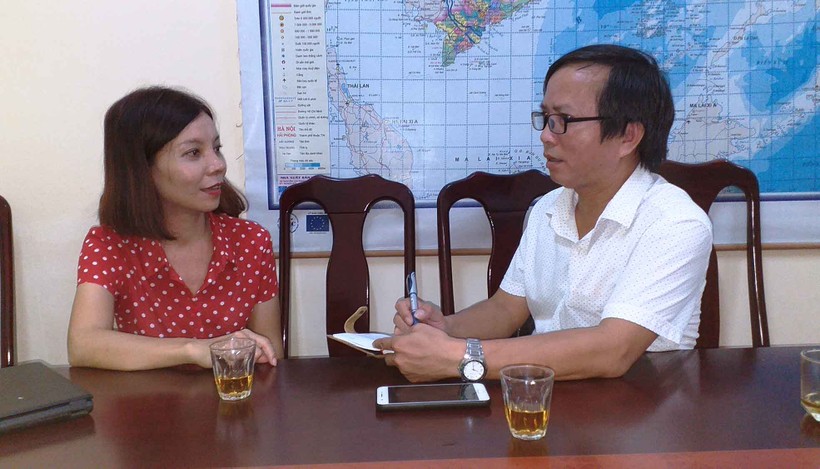 Cô giáo Bùi Thị Nhàn trao đổi với phóng viên