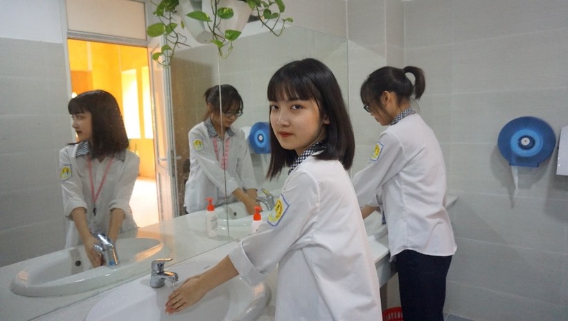 Em Nguyễn Thùy Dương, HS Trường THPT Đống Đa (Hà Nội), vui vẻ khi có nhà vệ sinh thân thiện. Ảnh: TG