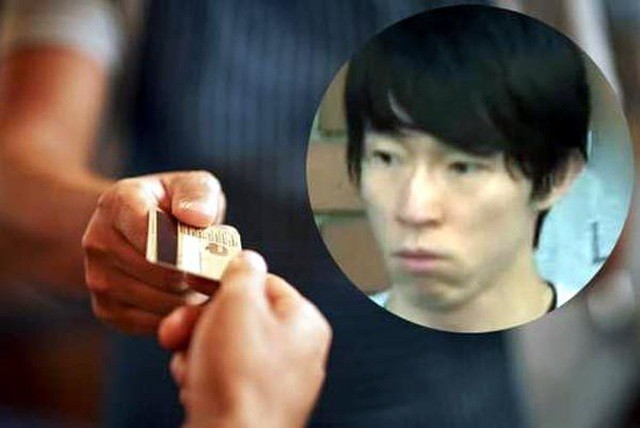 Theo cảnh sát Nhật, thu ngân Taniguchi (ảnh nhỏ) chỉ cần liếc nhìn đã ghi nhớ chính xác mọi thông tin thẻ tín dụng của khách hàng. Ảnh: TVM.