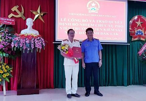 Phó Viện trưởng VKSNDTC Nguyễn Huy Tiến trao quyết định và chúc mừng đồng chí Nguyễn Xuân Hòa
