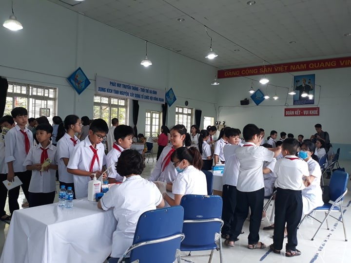 Học sinh trường THCS Hạ Đình xếp hàng khám bệnh.