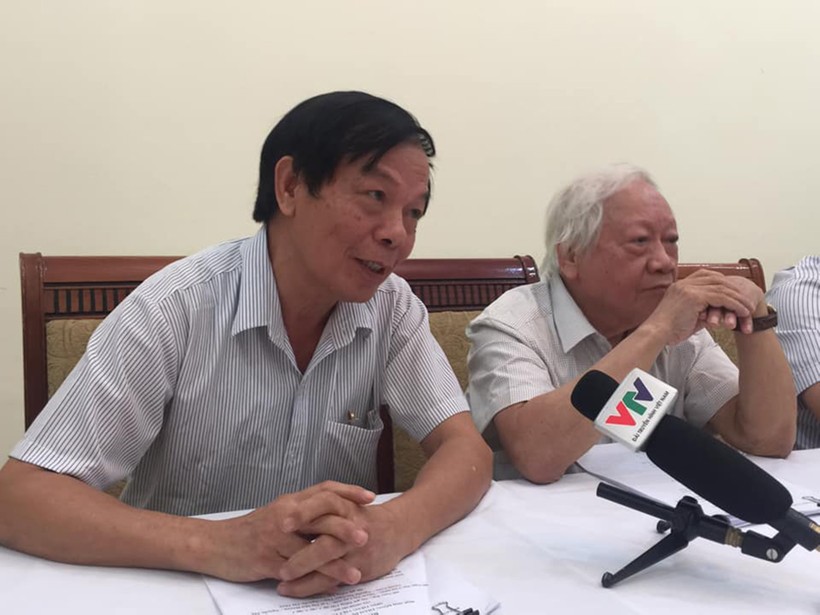 GS Mai Ngọc Chừ và GS Trần Đình Sử trao đổi xung quanh vấn đề thẩm định SGK.