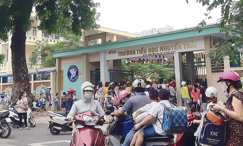 Trường Tiểu học Nguyễn Trãi không có khu vực đón/trả học sinh tách biệt nhưng trước khu vực cổng trường cũng không hề được thiết kế, lắp đặt biển cảnh báo hoặc gờ giảm tốc dẫn đến nguy cơ mất ATGT.
