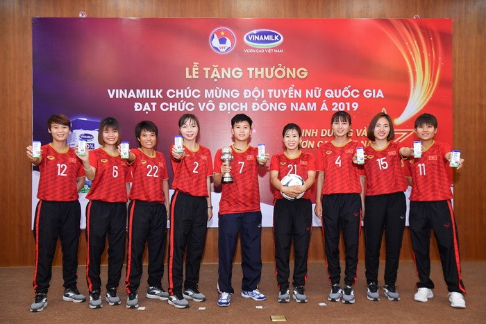 Các nữ cầu thủ trong buổi lễ Vinamilk tặng thưởng và chúc mừng đội tuyển đạt chức vô địch Đông Nam Á 2019

