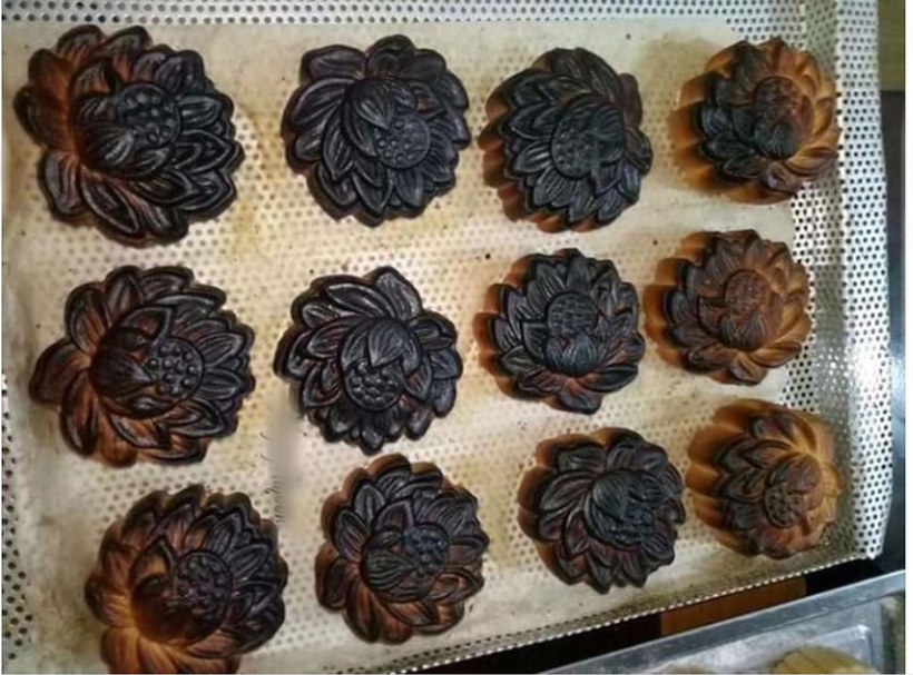 Bánh Trung thu bị cháy đen.
