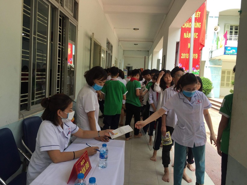 Các em học sinh trường THCS Hạ Đình được khám sức khỏe vào ngày 13/9.