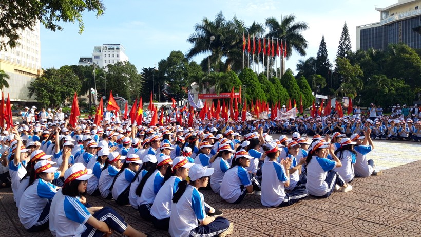 Hàng nghìn học sinh, cổ động viên đến cổ vũ tinh thần cho Đoàn Nam Thắng.
