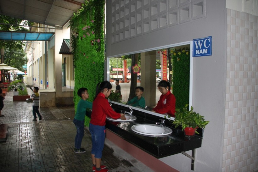Nhà vệ sinh của Trường Tiểu học Đinh Tiên Hoàng (Việt Trì, Phú Thọ). Ảnh: T.G