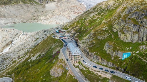 Khách sạn trên núi Alps bị bỏ hoang.
