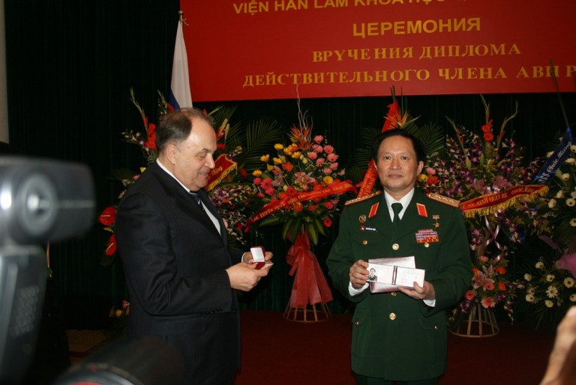 Thượng tướng Nguyễn Huy Hiệu (bên phải) vinh dự nhận học hàm Viện sĩ Viện Hàn lâm khoa học quân sự Liên Bang Nga.

