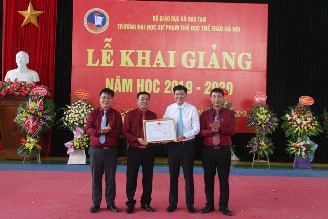 Ông Trịnh Xuân Hiếu, Vụ trưởng Vụ Thi đua, khen thưởng - Bộ Giáo dục và Đào tạo trao danh hiệu tập thể lao động xuất sắc cho nhà trường.
