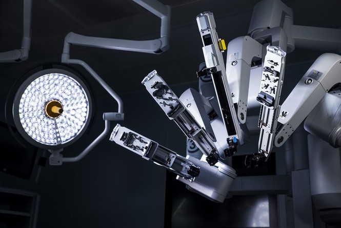 Robot Da Vinci thế hệ Si do hãng Intuitive Surgical (Hoa Kỳ) sản xuất, có kích thước chỉ 0.8cm cấu trúc tinh vi và hiện đại, có 4 cánh tay mô phỏng gần như hoàn hảo các động tác bàn tay con người. 