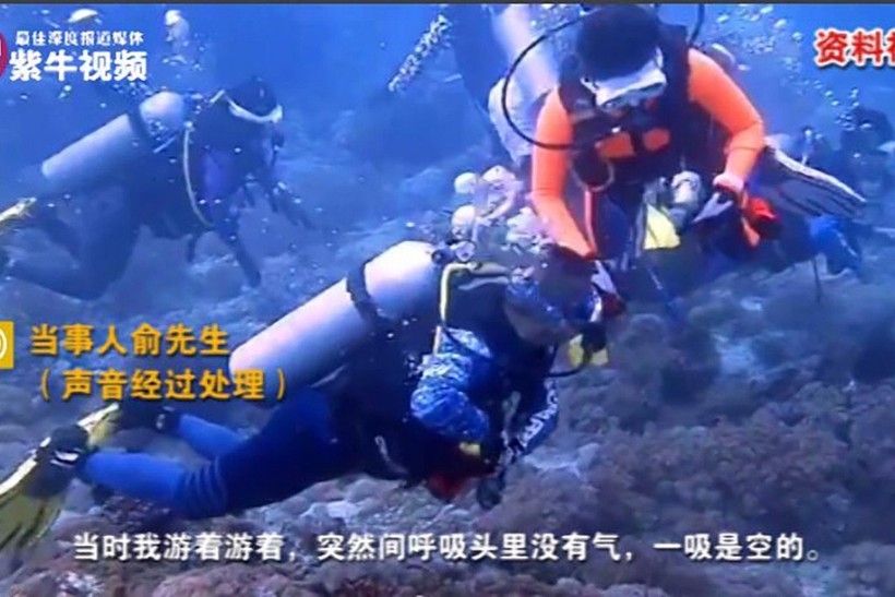 Yu đang lặn ở độ sâu 15 m thì bị khó thở, hướng dẫn viên phải tới ứng cứu. Ảnh: SCMP.