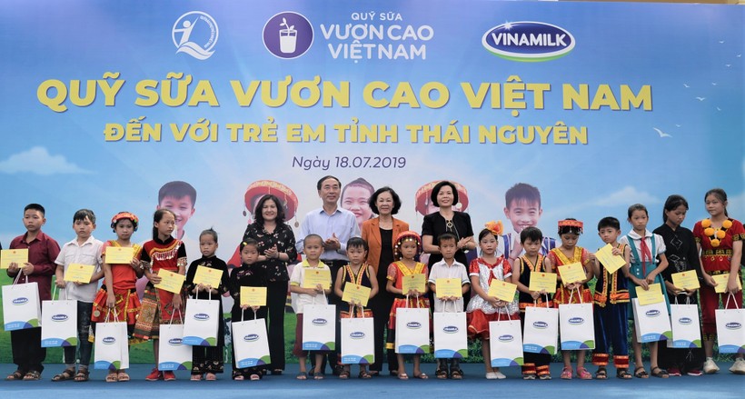 ​Trong suốt chặng đường 12 năm, Quỹ sữa Vươn Cao Việt Nam và Vinamilk đã trao tặng hơn 35 triệu ly sữa với tổng giá trị 150 tỷ đồng cho gần 441.000 trẻ em khó khăn trên khắp Việt Nam. 