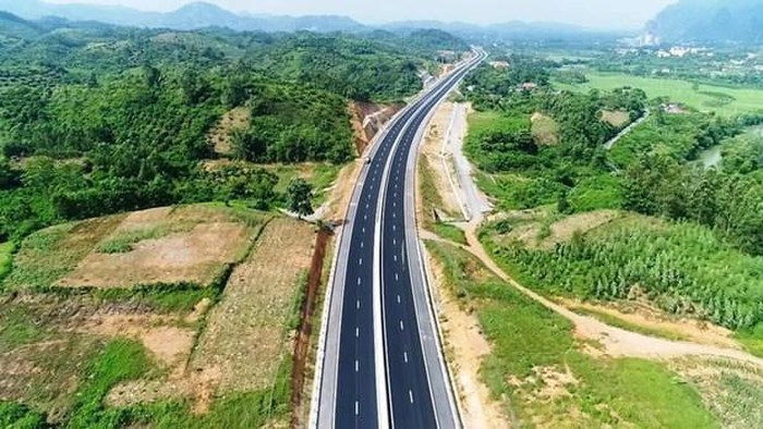 Dự án đường cao tốc Bắc Giang-Lạng Sơn thông xe sẽ rút ngắn thời gian đi lại từ Hà Nội-Lạng Sơn từ 3,5 giờ xuống còn khoảng 2,5 tiếng đồng hồ so với tuyến Quốc lộ 1 cũ. (Ảnh: CTV/Vietnam+).