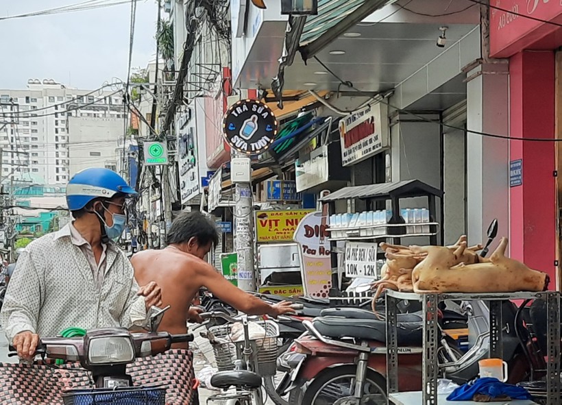 Chợ bán thịt chó trên đường Phạm Văn Hai (quận Tân Bình) chỉ còn 1 - 2 quán.	 Ảnh: TG
