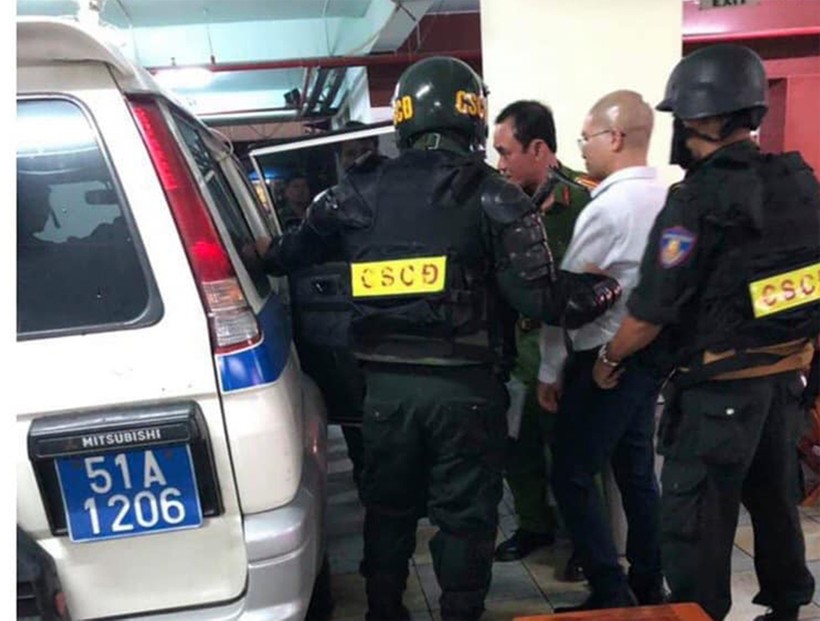 Nguyễn Thái Luyện bị di lý ra xe của lực lượng CSĐT. Ảnh CTV