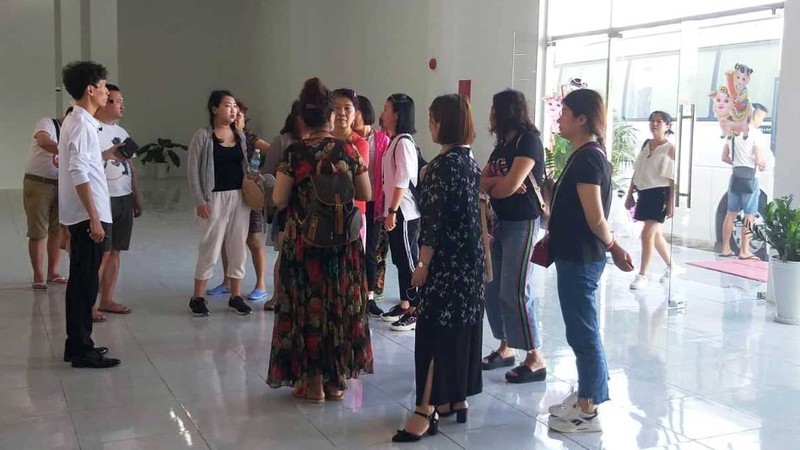 Khách du lịch Trung Quốc tham quan, mua hàng tại huyện Cam Lâm, tỉnh Khánh Hòa.