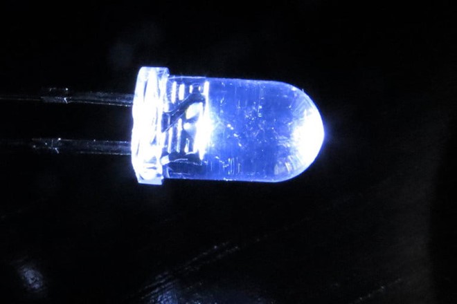 Nhóm nghiên cứu đã dùng thiết bị nhiệt điện giá rẻ để thắp sáng bóng đèn LED công suất thấp. Ảnh: UCLA Samueli School of Engineering.