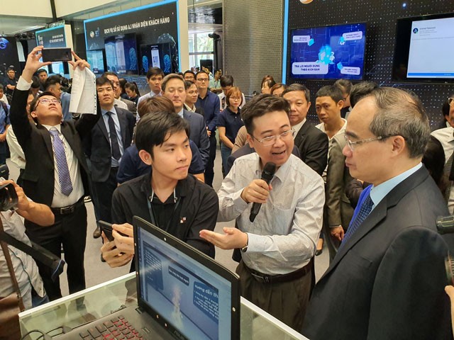 Ngày 21/9 đông khách vì lễ. Trong ảnh là ông Nguyễn Thiện Nhân nghe giới thiệu về các giải pháp trên mạng 5G.