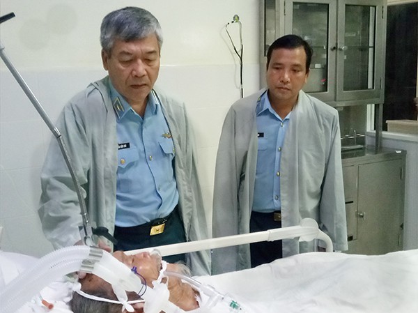 Lãnh đạo Quân chủng Phòng không- Không quân đến thăm hỏi, nắm tình hình sức khỏe Anh hùng phi công Nguyễn Văn Bảy tại Bệnh viên Quân y 175, ngày 19/9. Ảnh: PK-KQ.