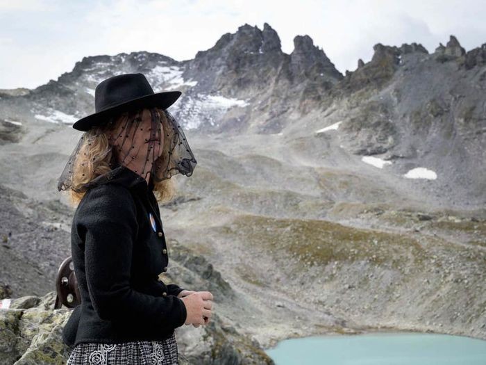 Một người phụ nữ trong hàng trăm người dự "tang lễ" dòng sông băng Pizol. Ảnh: AFP.