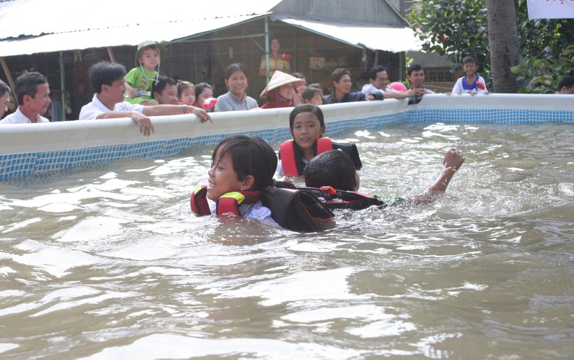 Các em HS Trường TH Thông Bình 1, huyện Tân Hồng (Đồng Tháp) tập bơi tại hồ bơi di động của trường. Ảnh: TG