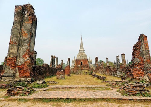 Vào thế kỷ 14, chùa Wat Phra Mahathat ở cố đô Ayutthaya của Thái Lan từng là một tu viện Phật giáo tấp nập người qua lại. Tuy nhiên, ngày nay khu chùa tháp này chỉ còn là tàn tích.