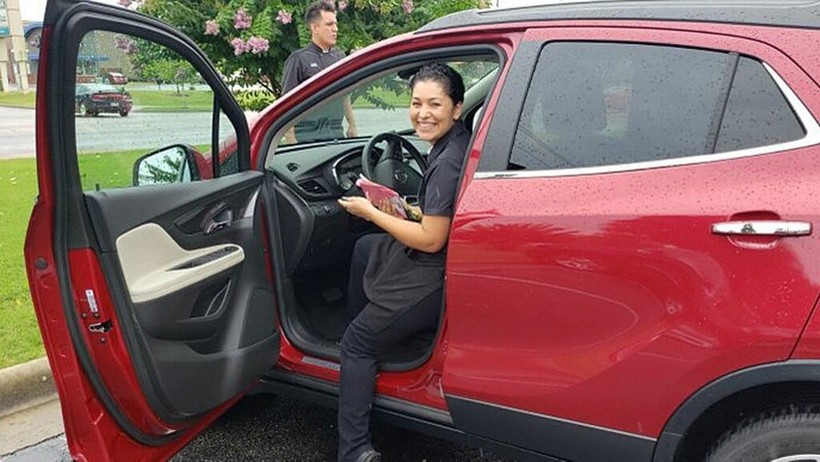  Maria Elena Barragan và chiếc ô tô mới tinh, quà tặng từ khách hàng.
