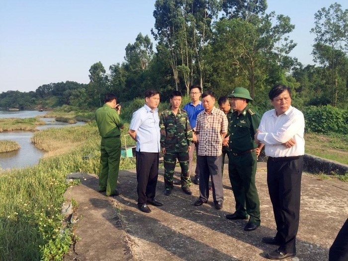 Lãnh đạo tỉnh Quảng Ninh kiểm tra công tác phòng, chống buôn lậu khu vực bờ sông biên giới Ka Long. Ảnh: Báo Quảng Ninh.
