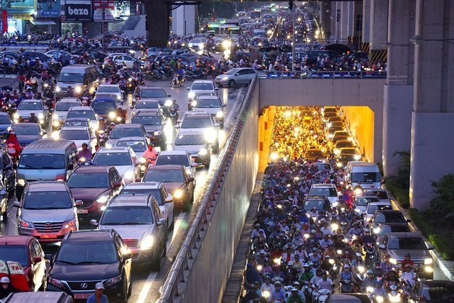 Ùn tắc giao thông xảy ra mỗi ngày ở Hà Nội - (Ảnh: Hữu Nghị).