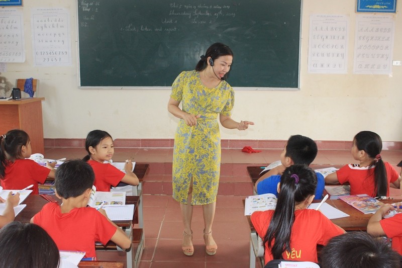 Cô giáo Nguyễn Thị Liên, GV tiếng Anh trong tiết dạy tại Trường Tiểu học thị trấn Hương Khê
