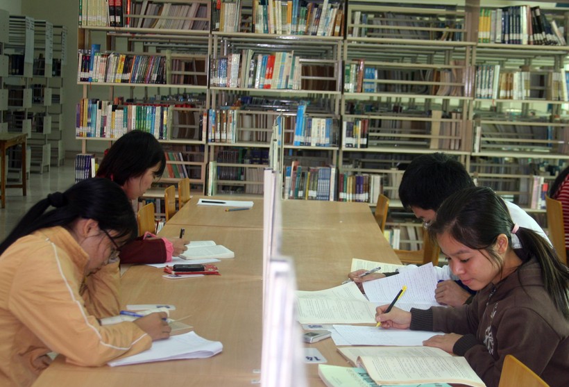 Sinh viên khoa Ngữ văn Trường ĐH Sư phạm Hà Nội học tập trên thư viện. 	Ảnh: Hữu Cường