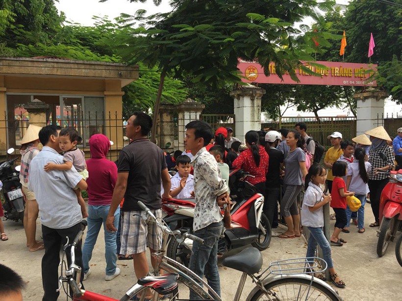 Phụ huynh học sinh Trường Tiểu học Tráng Việt B (Mê Linh, Hà Nội)  bức xúc về những khoản thu không minh bạch.